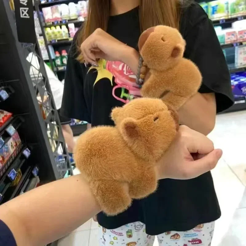 Pulseira de pelúcia Capybara