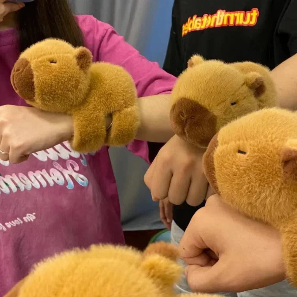 Pulseira de pelúcia Capybara